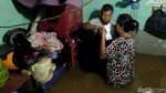 Warga Rawajati Evakuasi Harta Benda di Tengah Banjir