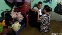 Banjir yang menggenang bahkan sampai setinggi paha orang dewasa.