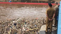 Menurutnya tumpukan sampah tersebut bisa memperburuk bencana karena membahayakan banyak orang. (Indra Komara-detikcom)
