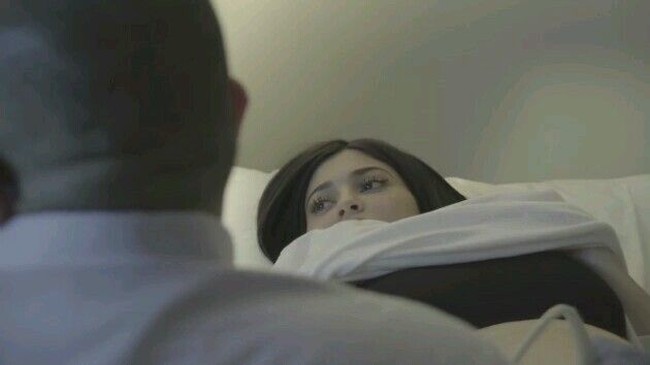 Pertama kali Kylie melihat putrinya yang tengah berada dalam kandungan melalui pemeriksaan USG. Foto: screenshot Youtube