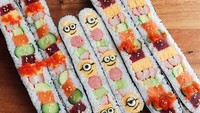 Wah! Onigiri kreasi Noriko ini mirip dengan sushi, ya. Hanya saja bentuknya lebih memanjang. Gambar minion yang terbuat dari telur ditambah dengan sosis, mentimun, olahan daging kepiting, nasi, dan nori pasti lezat. Foto: Instagram @noriko0o