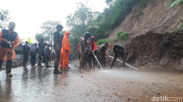 Longsor di Riung Gunung Puncak Dievakuasi, Jalan Masih Ditutup