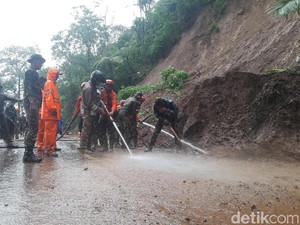 Proses Evakuasi Longsor Puncak dari Lensa Drone