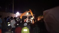 Hingga saat ini tim di lokasi masih melakukan evakuasi. (Foto: Bil Wahid-detikcom)