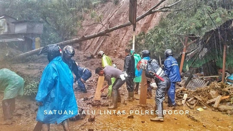 Petugas Pakai Alat Berat untuk Bersihkan Material Longsor di Puncak Petugas Pakai Alat Berat untuk Bersihkan Material Longsor di Puncak