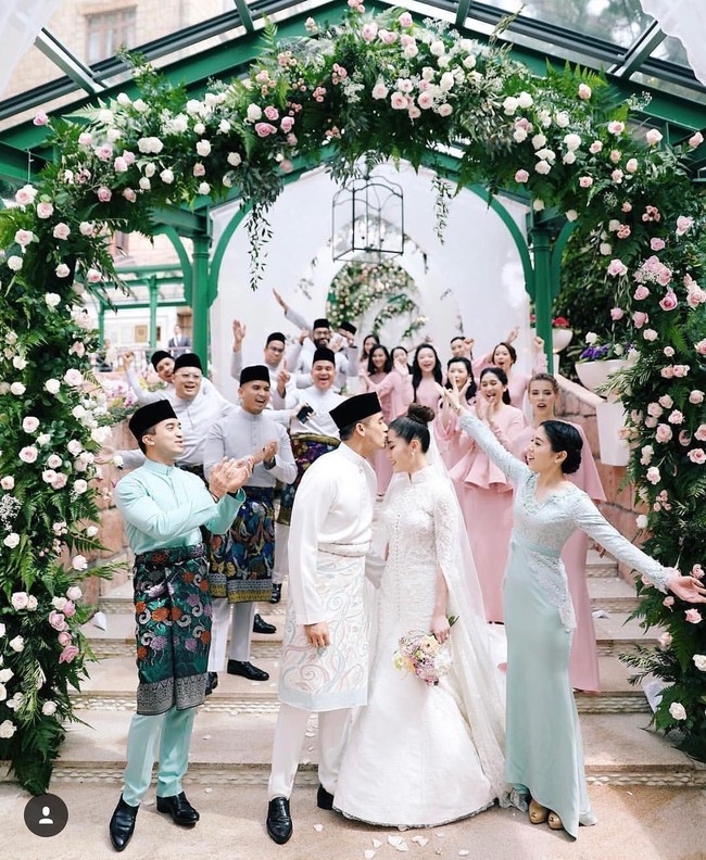 Dalam pernikahan mereka, Chryseis Tan dan Faliq Nasimuddin tetap memasukkan unsur tradisional. Hal itu terlihat dari busana pengantin mempelai pria dan pengiring pengantin pria yang tampak memakai sarong khas Malaysia. Foto: Dok. Instagram Ivan Mario (Axioo), YSA Events, Chryseis Tan