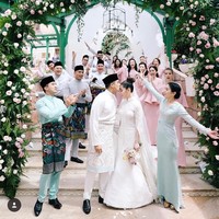 Dalam pernikahan mereka, Chryseis Tan dan Faliq Nasimuddin tetap memasukkan unsur tradisional. Hal itu terlihat dari busana pengantin mempelai pria dan pengiring pengantin pria yang tampak memakai sarong khas Malaysia. Foto: Dok. Instagram Ivan Mario (Axioo), YSA Events, Chryseis Tan