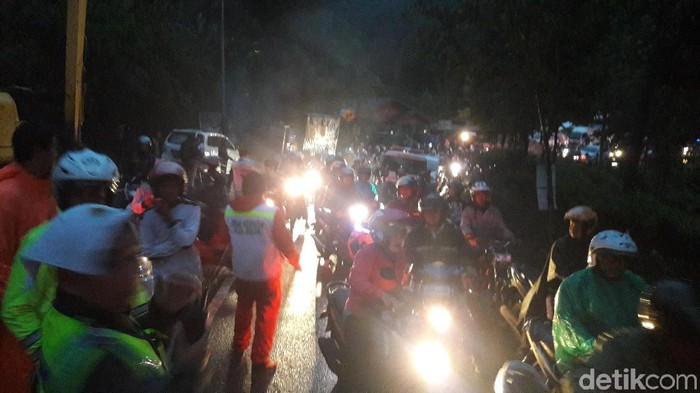 Material Longsor Dibersihkan, Pemotor Mulai Lintasi Jalur Puncak