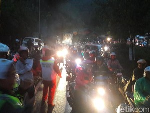 Material Longsor Dibersihkan, Pemotor Mulai Lintasi Jalur Puncak