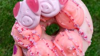 Donat dengan cokelat bentuk babi ini adalah yang paling baru. Notorious PIG, produk baru yang menawarkan donat rasa stroberi dengan hiasan babi lucu. Foto: instagram @doughnuttime_uk