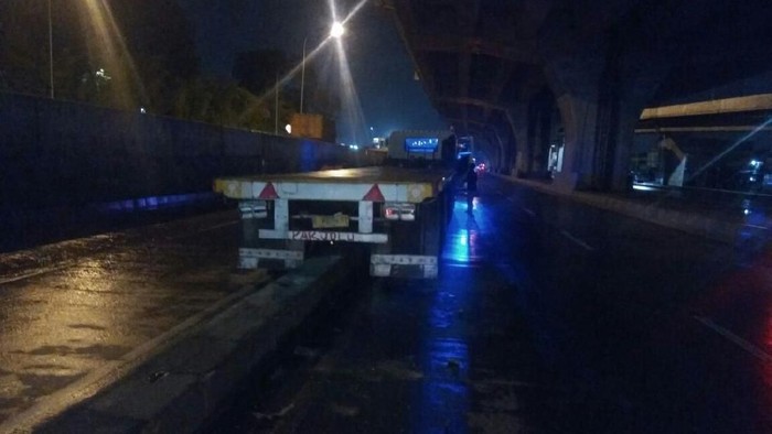 Truk Trailer Tabrak Pembatas Jalan Jalur Cepat-Lambat di Koja