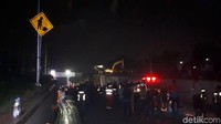 Satu ambulans berada di jarak 30 meter dari titik longsor. Sedangkan satu ambulans lainnya berjarak sekitar 100 meter dari lokasi. (Foto: Bil Wahid-detikcom)