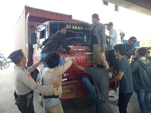 Demo Kasus Penembakan Siswa di Makassar Ricuh