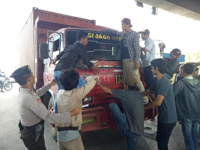Demo Kasus Penembakan Siswa di Makassar Ricuh