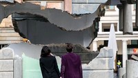 Gedung ini sebenarnya karya ilusi seorang seniman dan desainer bernama Alex Chinneck. Istimewa/Coventgarden.