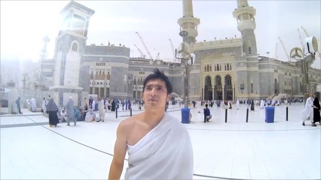 Abimana Aryasatya memanfaatkan momen syuting film Haji Backpacker untuk melakukan ibadah umroh. Mekah jadi salah satu lokasi terakhir syuting film tersebut. Memakai kain ihram, Abimana tampak sangat menyejukkan hati. Foto: Instagram