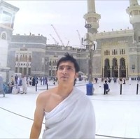 Abimana Aryasatya memanfaatkan momen syuting film Haji Backpacker untuk melakukan ibadah umroh. Mekah jadi salah satu lokasi terakhir syuting film tersebut. Memakai kain ihram, Abimana tampak sangat menyejukkan hati. Foto: Instagram
