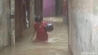 Makin ke dalam permukiman, ketinggian air yang tadinya sekitar 50 cm naik hingga sekitar 125 cm. Makin ke dalam permukiman, ketinggian air yang tadinya sekitar 50 cm naik hingga sekitar 125 cm.