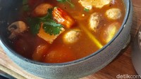 Atau tom yam dengan isian udang, tofu dan jamur merang. nerkuah pedas segar, disajikan dengan nasi pulen. Foto: detikfood