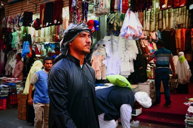 Suami penyanyi cantik Raisa, Hamish Daud juga tampil menawan saat melaksanakan umroh tahun lalu. Memakai gamis panjang dan sorban di kepala membuat Hamish seperti orang Arab asli. Foto: Instagram