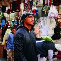 Suami penyanyi cantik Raisa, Hamish Daud juga tampil menawan saat melaksanakan umroh tahun lalu. Memakai gamis panjang dan sorban di kepala membuat Hamish seperti orang Arab asli. Foto: Instagram