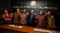 Sejumlah komisioner Komnas HAM saat memberikan keterangan pers di Gedung Komnas HAM, Jakarta, Senin (5/2/2018).