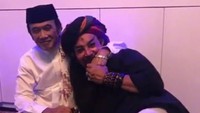 Ia pun tampak akrab dengan beberapa pemuka agama seperti H. Rhoma Irama. (Dok. Instagram/limbadindonesia)