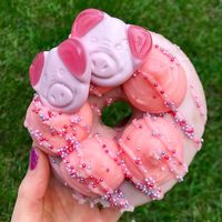 Si Babi Manis 'Percy Pig' Hadir dalam Bentuk Donat yang Menggemaskan