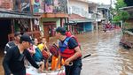 Foto: Saat Petugas Damkar Evakuasi Korban Banjir di Rawajati Jaksel