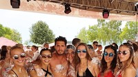 Seorang traveler asal Belgia bernama Anthony Botta. Berusia 25 tahun, pria tampan ini bisa keliling Eropa gratis. (zebotta/Instagram)