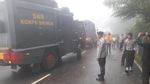 Foto: Kabut Tebal Selimuti Evakuasi Longsor di Puncak