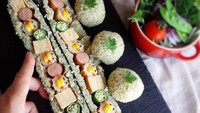 Bentuk onigiri yang satu ini cocok untuk bekal si kecil. Lihat, sosis bentuk bebeknya yang lucu. Anda hanya perlu jagung, biji wijen, dan saus. Foto: Instagram @noriko0o