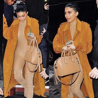 Kylie Jenner tampil seksi dalam balutan bodysuit Yeezy karya kakak iparnya, Kanye West, saat menghadiri fashion show Alexander Wang di New York pada 2017. Dia juga terlihat menenteng tas Givenchy Antigona seharga US$ 2.280 atau sekitar Rp 30,8 juta yang matching dengan busananya. Foto: Getty Images, Instagram