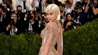 Dua bulan setelah melahirkan, Kylie Jenner dikabarkan rindu dengan bentuk tubuhnya yang dulu. Foto: Getty Images, Instagram
