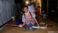 Penampakan terkini kondisi banjir di kawasan Kampung Arus RW 02, Jalan Dewi Sartika, Cawang, Jakarta Timur, Senin (5/2/2018).