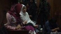 Deisti menulis dalam buku itu saat saksi sidang memberikan keterangan.