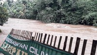 Masyarakat diimbau untuk tidak melakukan aktivitas di sungai dan dapat mengevakuasi barang-barang rumah tangga ke tempat yang aman, khususnya bagi permukiman di bantaran Sungai Ciliwung, tuturnya. (Foto: Triono Wahyu Sudibyo/detikcom)