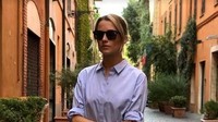 Ini gaya Amanda saat berkunjung ke Roma, Italia. (Instagram/@amandahearst).
