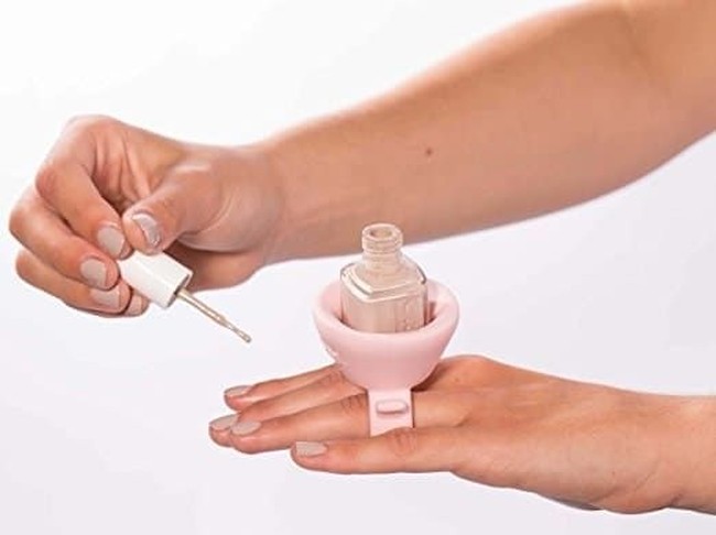 Pakai kuteks jadi lebih mudah dengan nail polish holder. Item seharga Rp 90 ribuan tersebut sengaja dibuat agar kuteks tidak gampang tumpah. Foto: Amazon