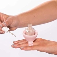Pakai kuteks jadi lebih mudah dengan nail polish holder. Item seharga Rp 90 ribuan tersebut sengaja dibuat agar kuteks tidak gampang tumpah. Foto: Amazon