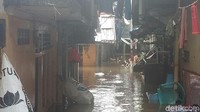 Warga menyelamatkan diri dan barang-barang berharga ke lantai 2 rumah.  Warga menyelamatkan diri dan barang-barang berharga ke lantai 2 rumah.