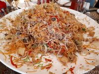Rayakan Imlek, Ada Yee Sang Bertabur <i>Black Truffle</i> dan Emas di Table8