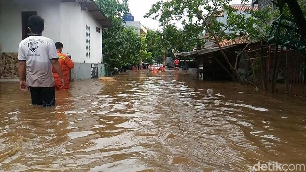 Pejaten Timur Jaksel Terendam Banjir, Warga Angkut Barang