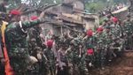Foto: Anggota Kopassus Cari Korban Longsor dengan Tenaga Dalam