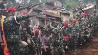 Anggota Kopassus yang terlibat pencarian kemudian memanfaatkan ilmu bela diri Merpati Putih dari salah satu anggota. (Foto: Istimewa)
