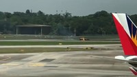 Saksi mata mengaku melihat pesawat itu berputar ke samping, terbalik dan meluncur di landasan dalam keadaan terbalik (Foto: Screenshot video via Channel News Asia)