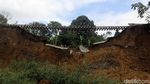 Rel KA Menggelantung Akibat Longsor di Cijeruk
