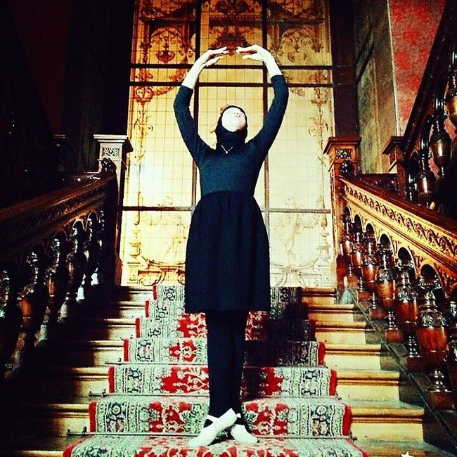 Aya Magdy mencoba menyiasati busana baletnya jadi lebih longgar agar tidak terlalu memperlihatkan lekukan tubuh. Tapi busana baletnya harus tetap fleksibel dikenakan saat menari. Foto: Facebook