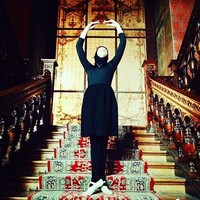 Aya Magdy mencoba menyiasati busana baletnya jadi lebih longgar agar tidak terlalu memperlihatkan lekukan tubuh. Tapi busana baletnya harus tetap fleksibel dikenakan saat menari. Foto: Facebook