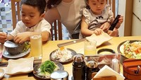 Bersama Devon dan Kathleen, kali ini Maya bersantap di restoran sushi. Wah, sepertinya Maya dan keluarga sangat suka hidangan Jepang. Foto: Instagram mayaseptha7